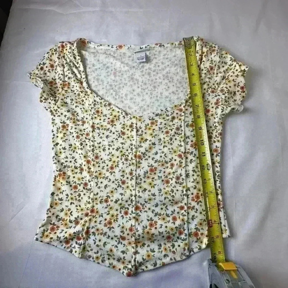 NWOT - Rue 21 Scooped Neck Crop Top (White/Yellow/Orange) Mini Flowers (Size M) - Picture 6 of 7